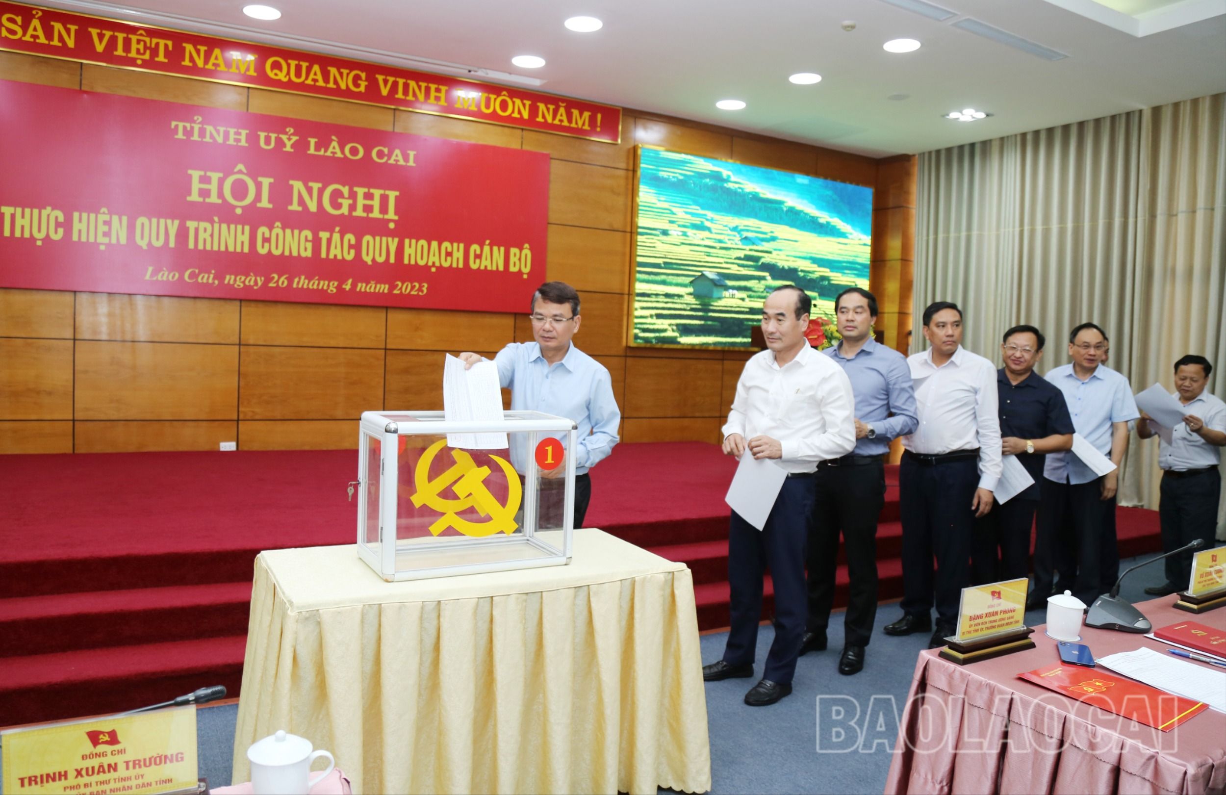 Đại biểu bỏ phiếu tín nhiệm đối với bổ sung quy hoạch cấp ủy và từng chức danh. 9993.jpg