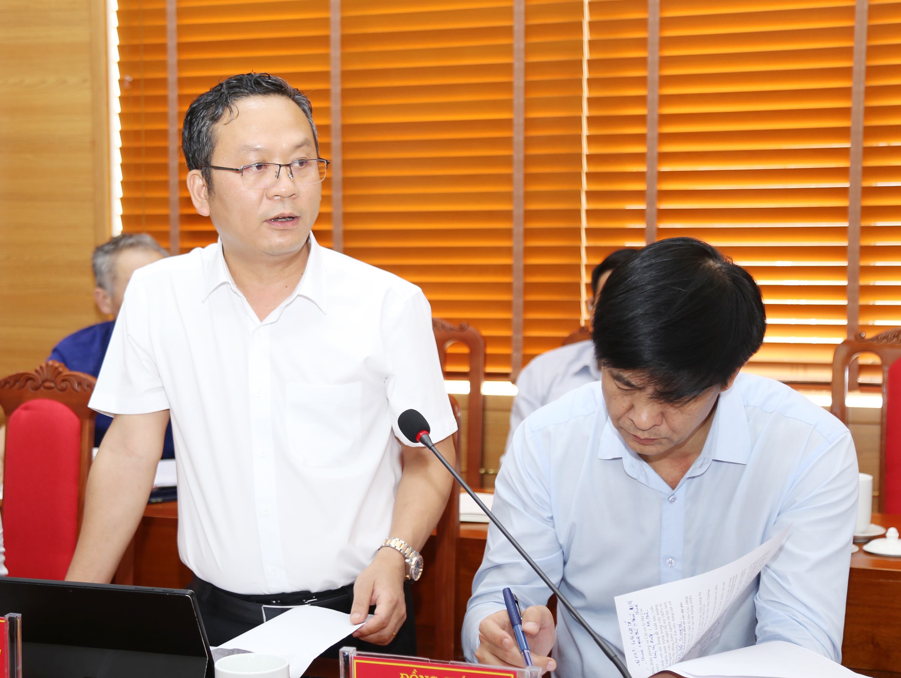Đại biểu phát biểu tại buổi làm việc. 3140.jpg