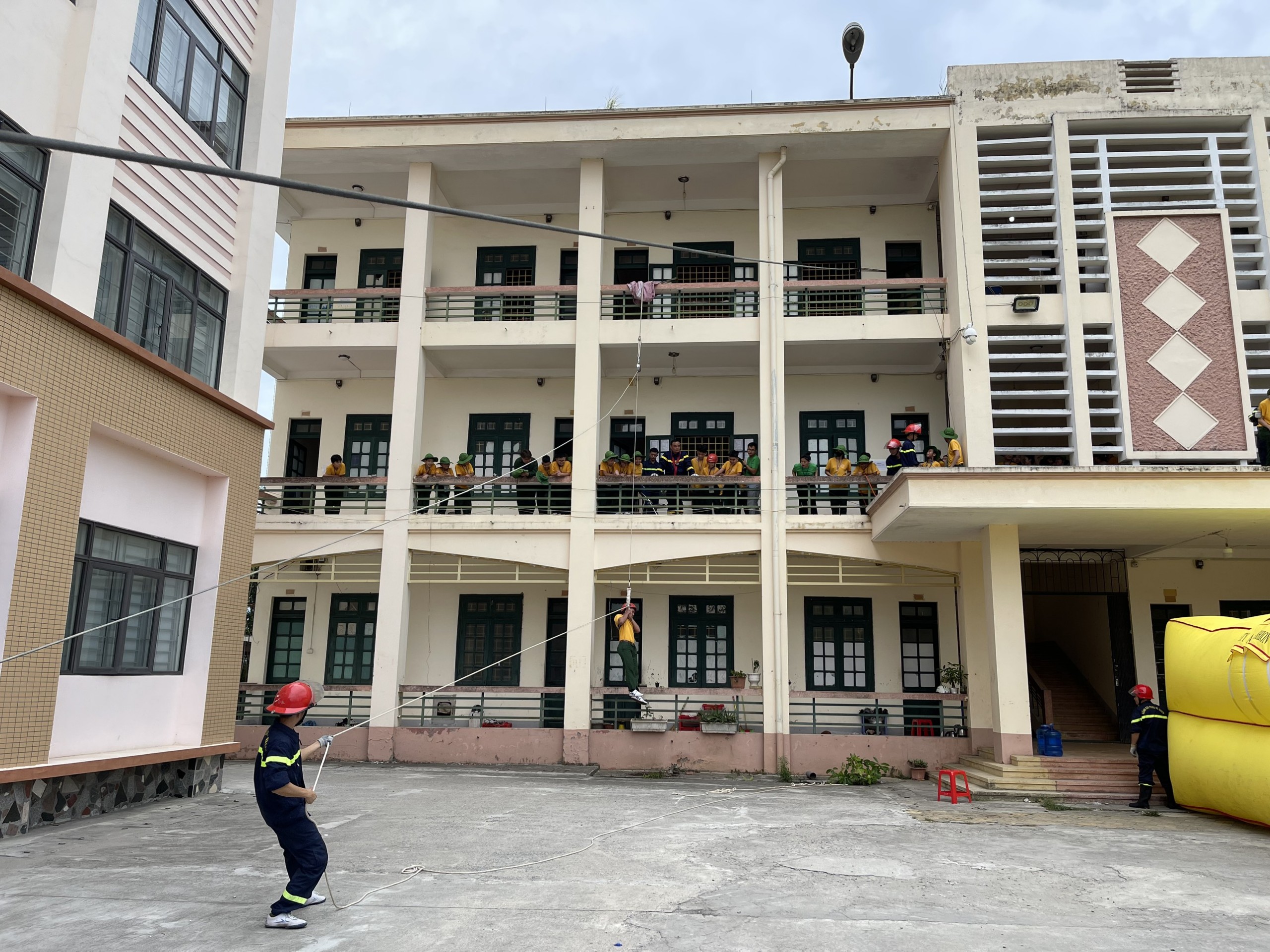 Các "chiến sĩ nhỏ" thực hành kỹ năng thoát nạn. tđ1.jpg