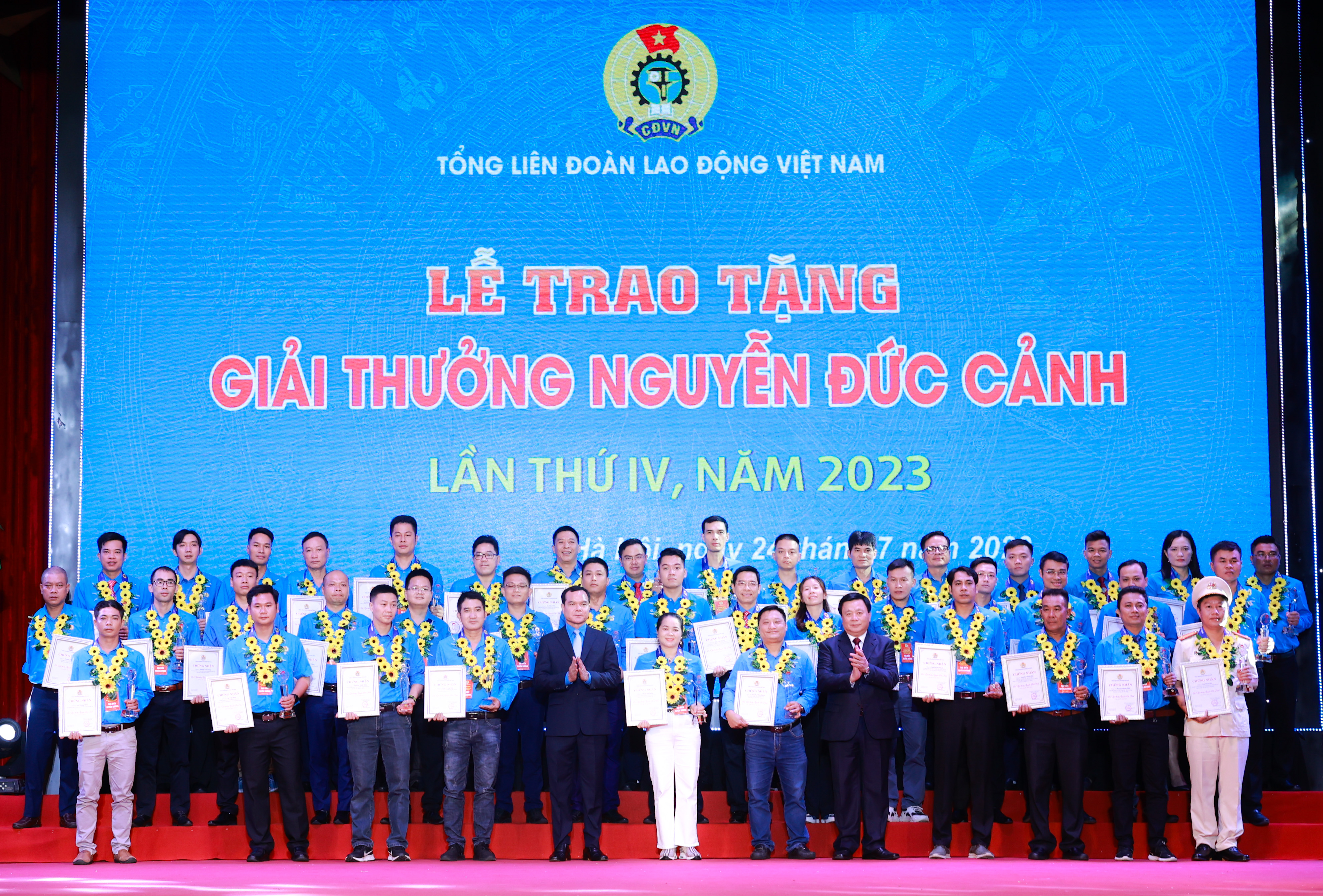 Anh Nguyễn Văn Biên (hàng trên cùng, thứ 4 từ phải sang) chụp ảnh lưu niệm với các đại biểu. Giai thuong Nguyen Duc Canh-25 (1).JPG