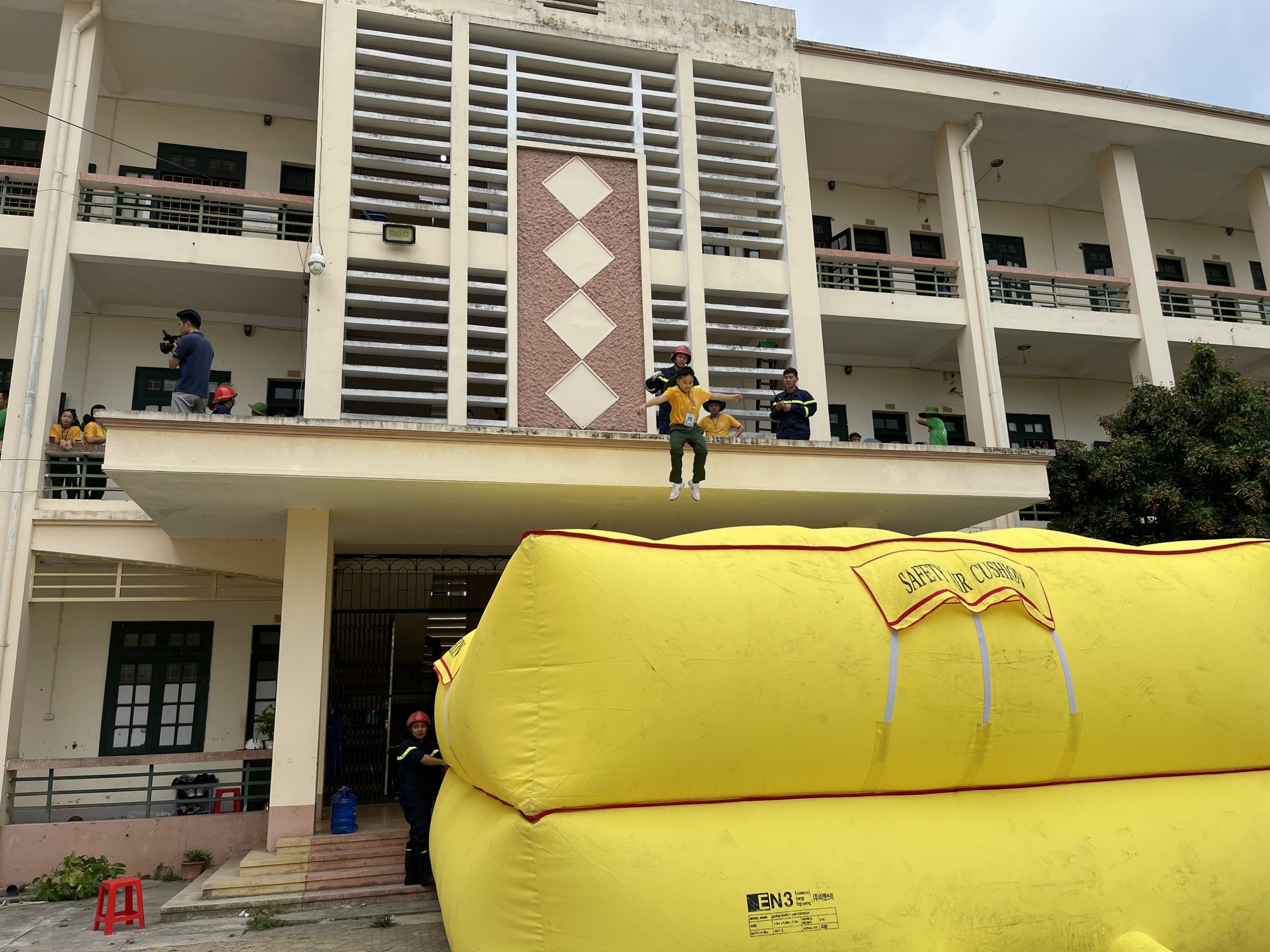 Các "chiến sĩ nhỏ" thực hành kỹ năng thoát nạn. tđ2.jpg