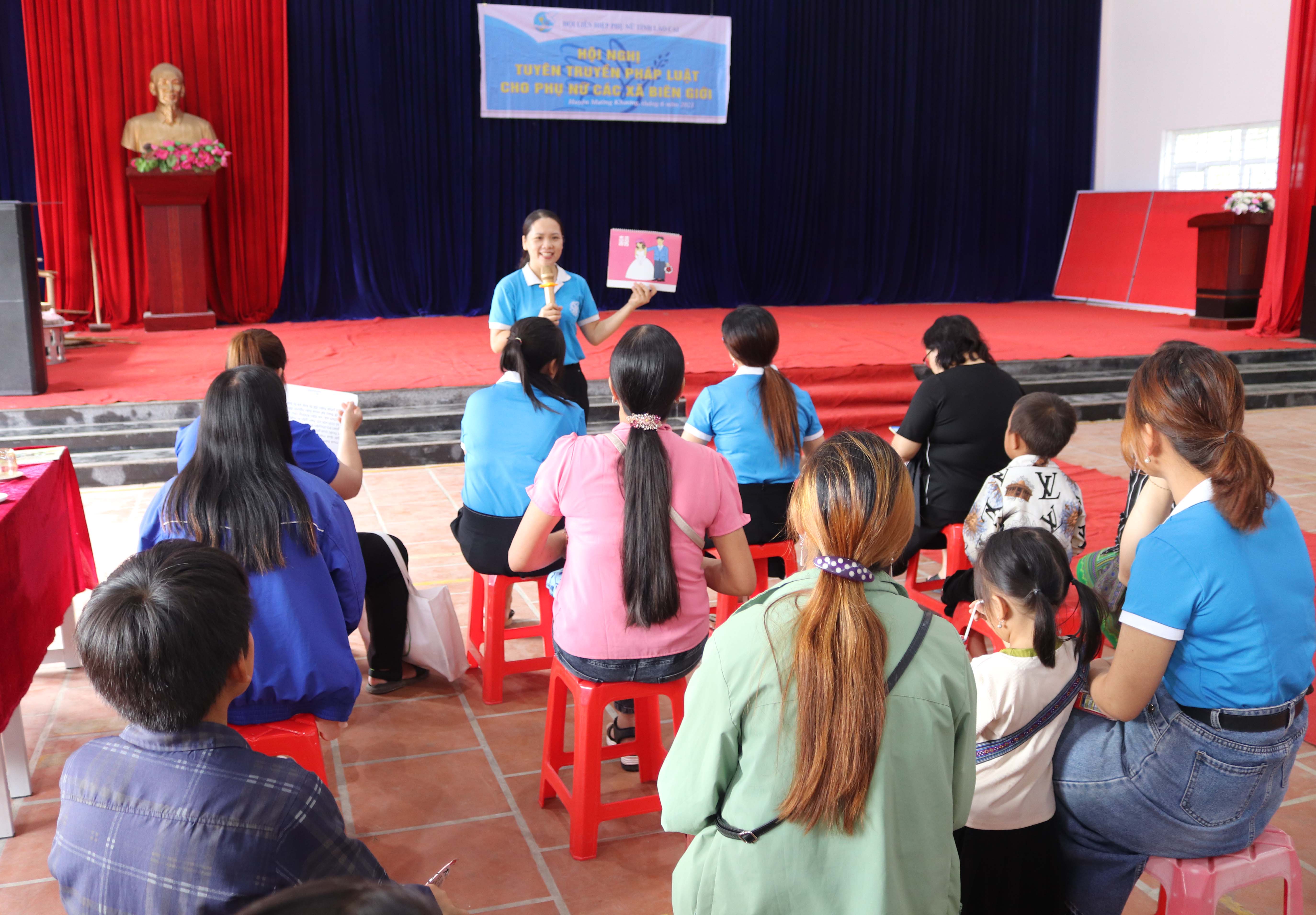 Cán bộ Hội Liên hiệp Phụ nữ tỉnh sử dụng tranh, ảnh giúp nâng cao chất lượng hoạt động truyền thông về phòng, chống mua bán người. IMG_5805.JPG