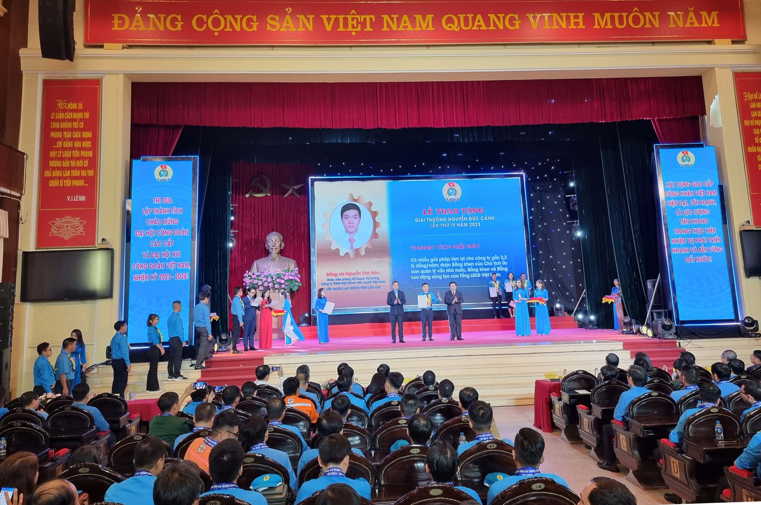 Ban Tổ chức trao giải thưởng cho anh Nguyễn Văn Biên. biên.jpg