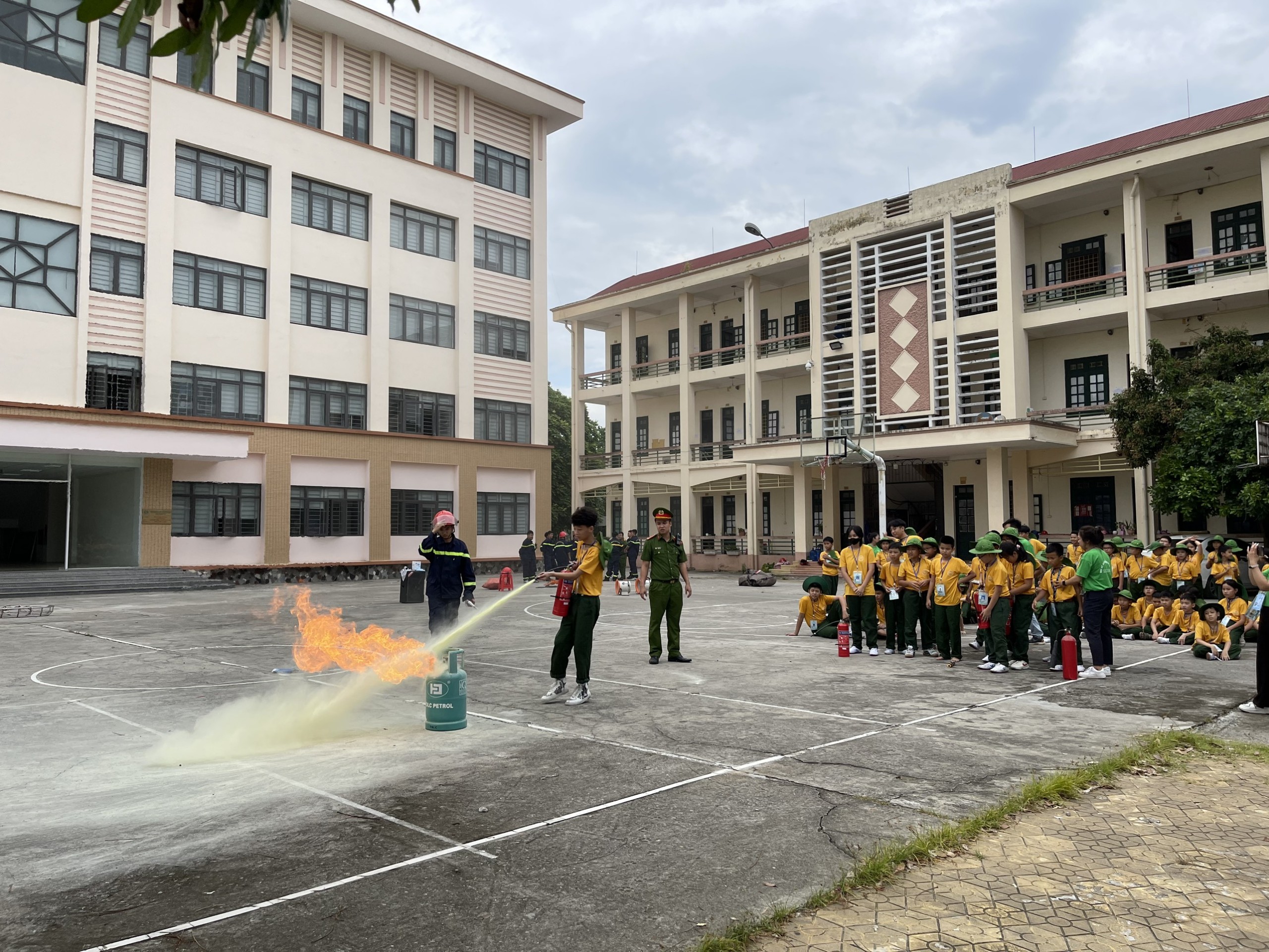 Thanh thiếu nhi tìm hiểu về dấu hiệu nhận biết đám cháy và thực hành kỹ năng sử dụng thiết bị chữa cháy. tđ3.jpg