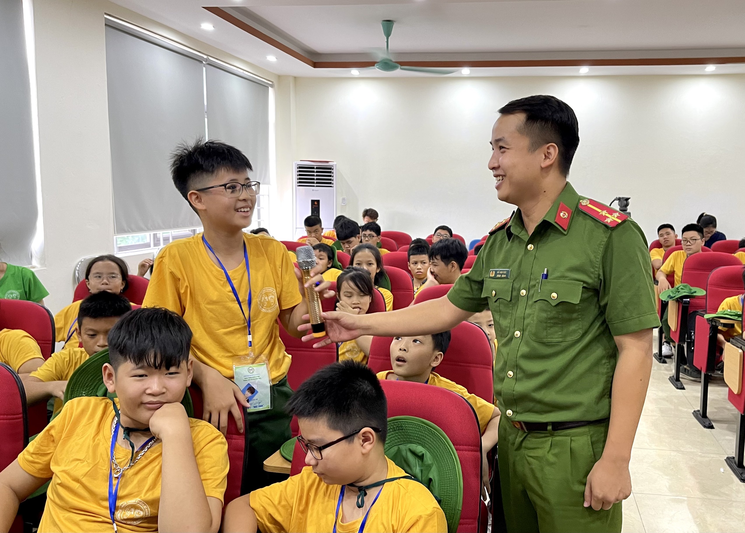 Cán bộ Công an tỉnh Lào Cai trao đổi kiến thức phòng cháy, chữa cháy với thiếu nhi. tđ5.jpg