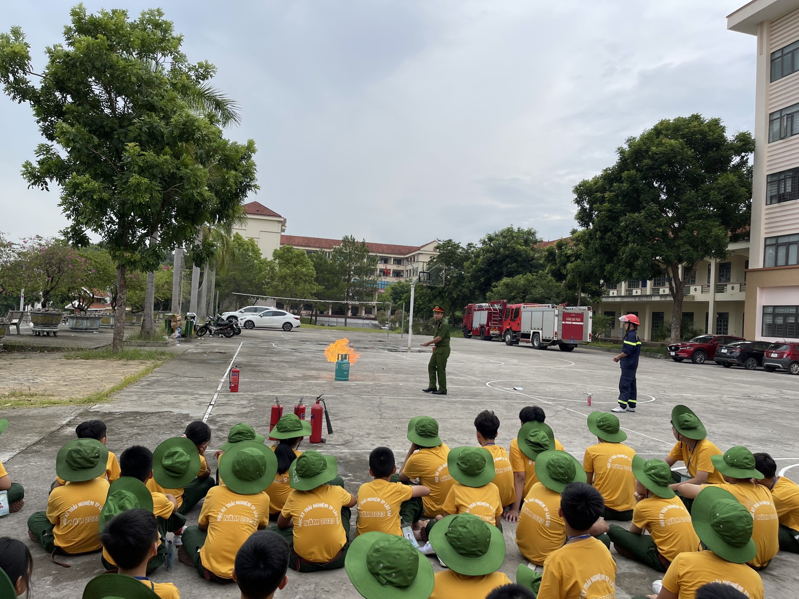 Thanh thiếu nhi tìm hiểu về dấu hiệu nhận biết đám cháy và thực hành kỹ năng sử dụng thiết bị chữa cháy. tđ4.jpg