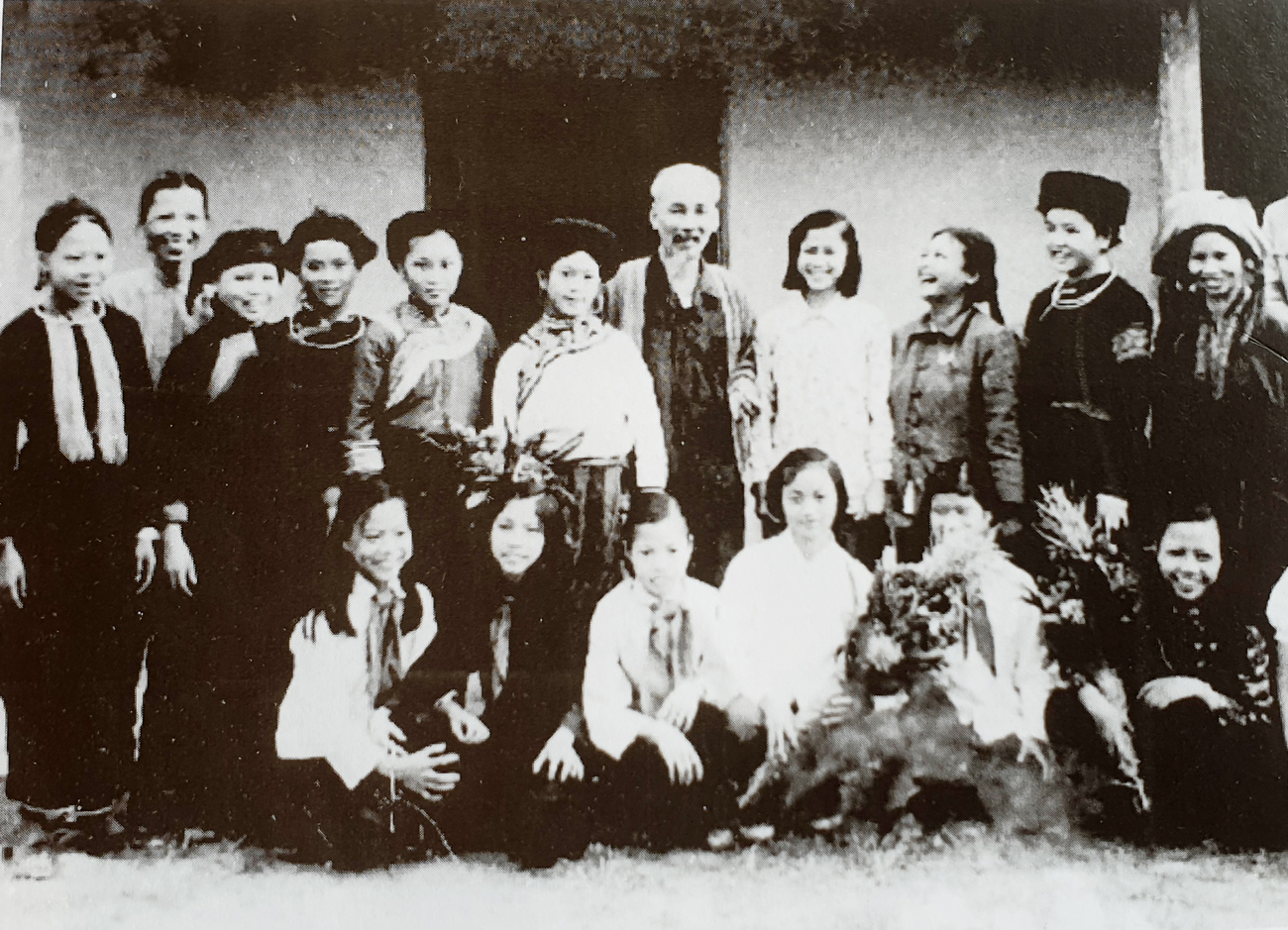 Bác Hồ chụp ảnh cùng đại biểu nữ thanh, thiếu niên tỉnh Lào Cai trong chuyến thăm năm 1958. Ảnh: Tư liệu 11.jpg
