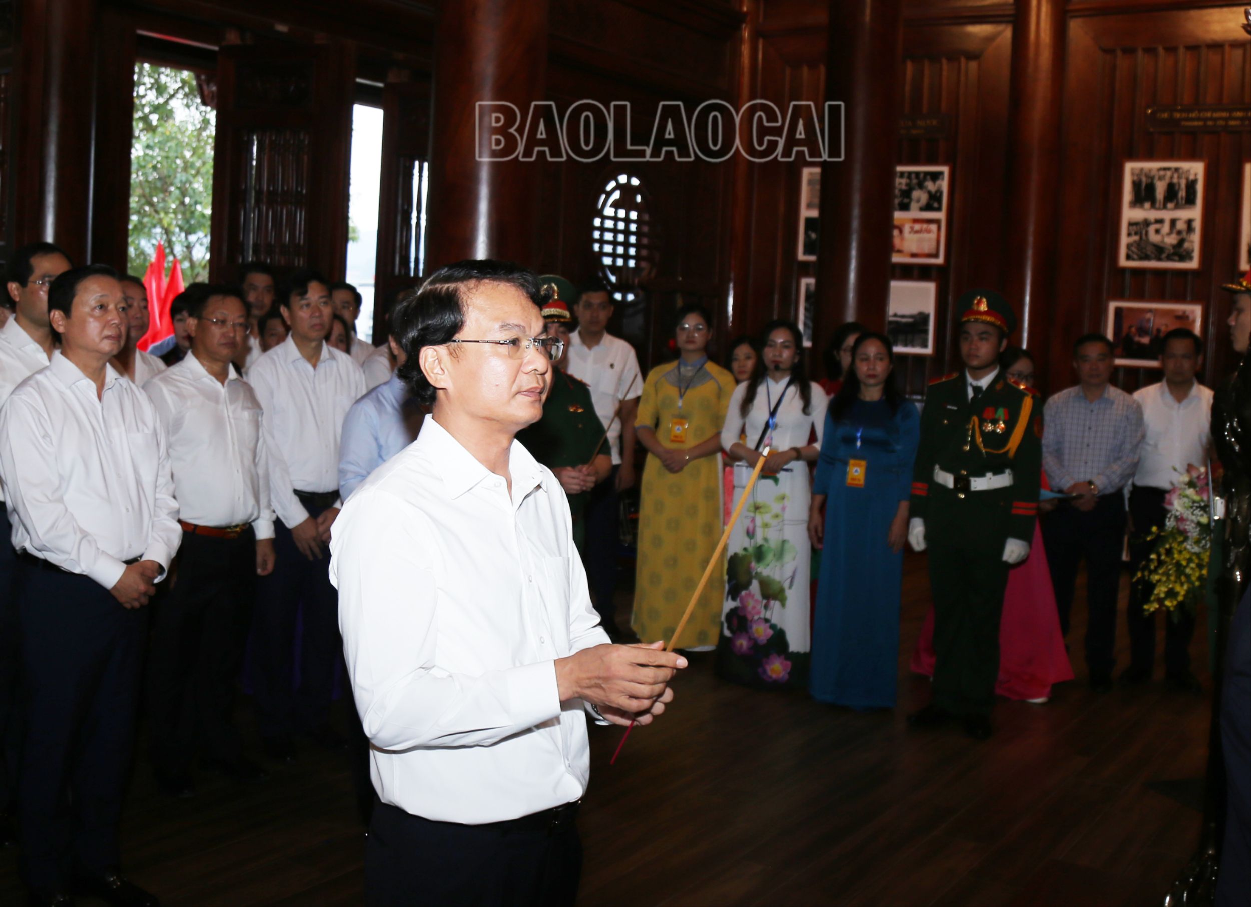 Các đồng chí lãnh đạo dâng hương tưởng nhớ công ơn to lớn của Chủ tịch Hồ Chí Minh. 8315.jpg