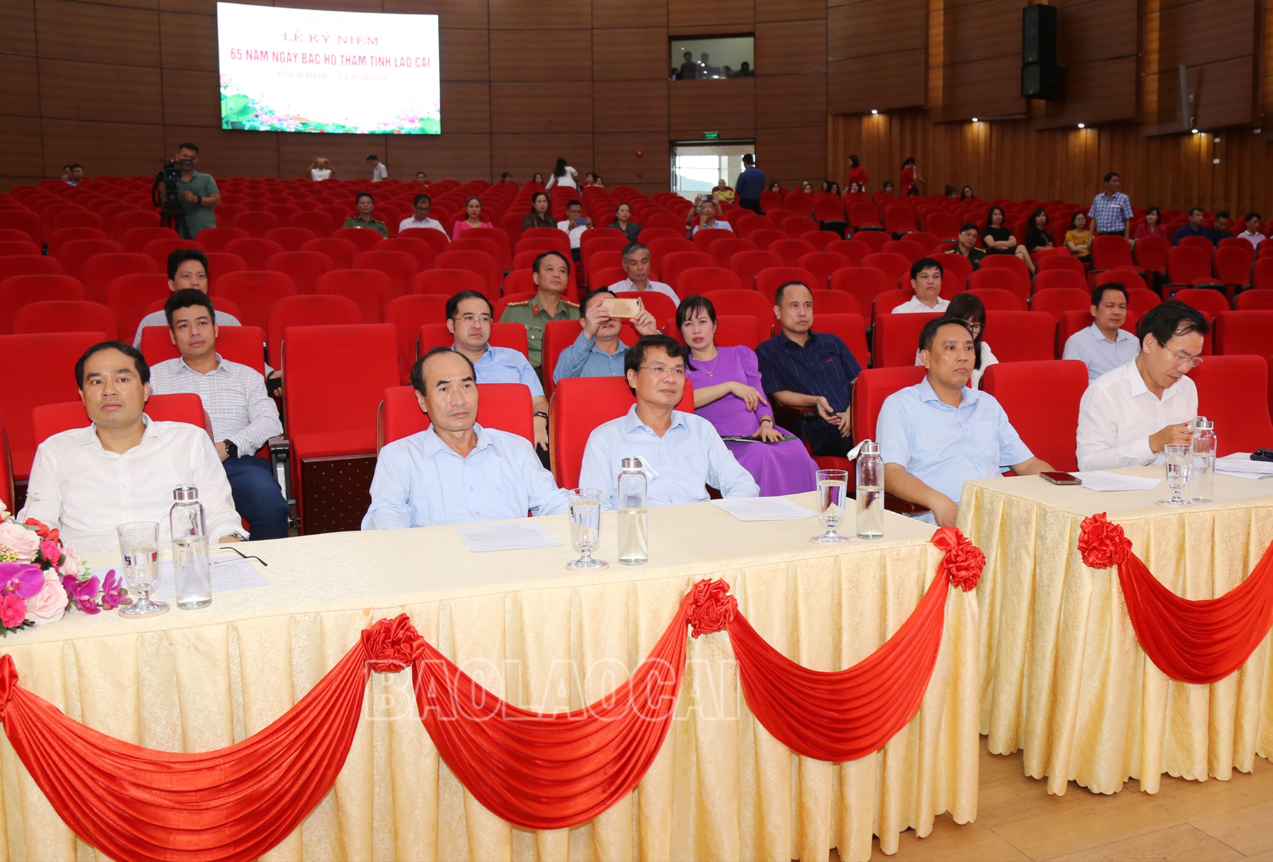 Các đồng chí Thường trực Tỉnh ủy duyệt chương trình Lễ kỷ niệm tại Trung tâm Hội nghị tỉnh. 8024.jpg