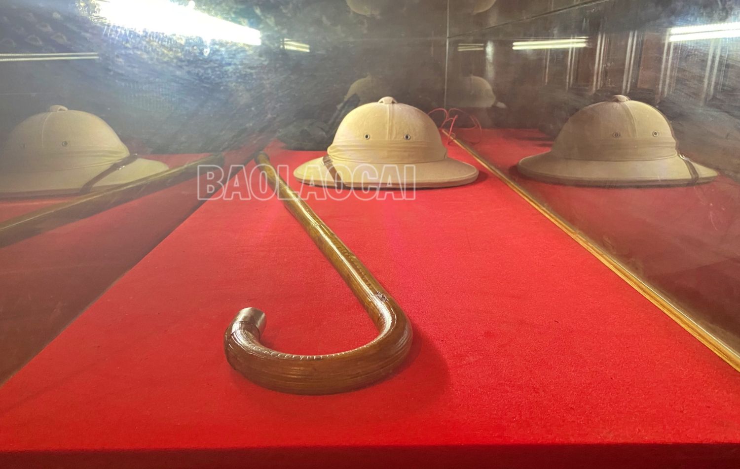 Chiếc gậy ba toong của Bác trưng bày tại Nhà trưng bày lưu niệm Chủ tịch Hồ Chí Minh. Ảnh: Hoàng Thương tr4.jpg