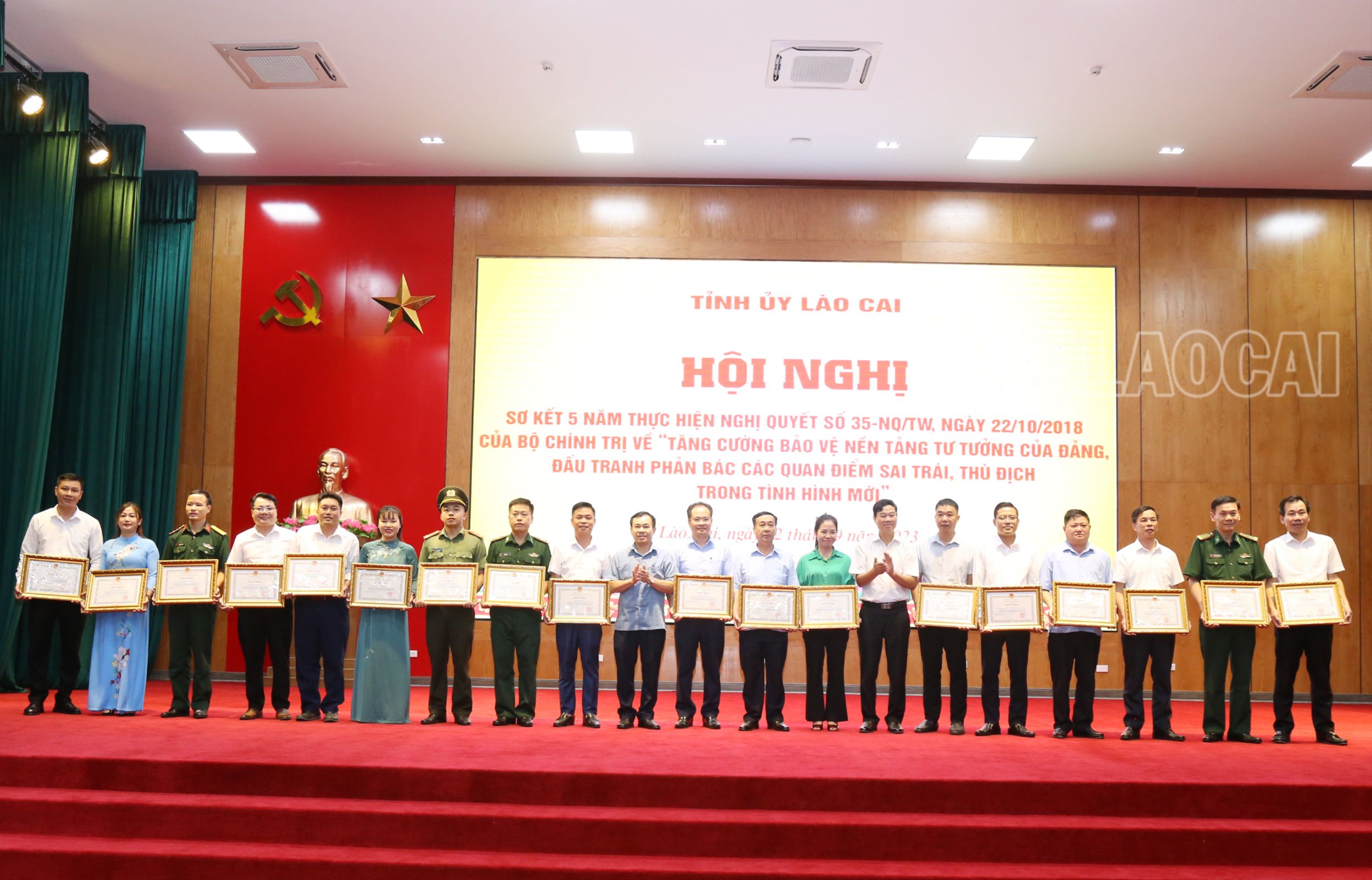 Phó Bí thư Thường trực Tỉnh ủy và Trưởng Ban Tuyên giáo Tỉnh ủy trao Bằng khen của Chủ tịch UBND tỉnh cho các tập thể và cá nhân. 7403.jpg