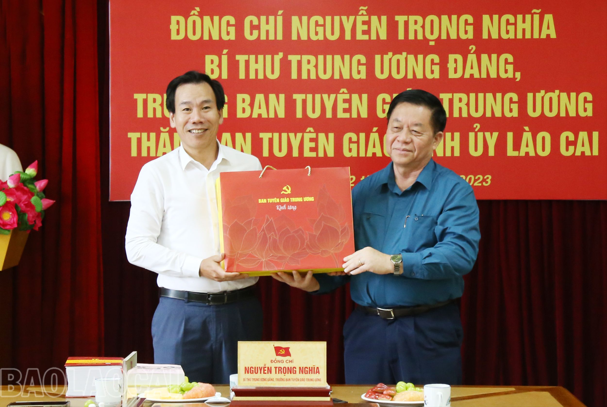 Trưởng Ban Tuyên giáo Trung ương tặng quà cho Ban Tuyên giáo Tỉnh ủy Lào Cai. 8206.jpg