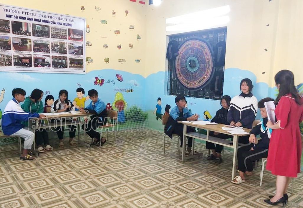Một buổi sinh hoạt của câu lạc bộ “Thủ lĩnh của sự thay đổi” Trường PTDT bán trú Tiểu học và THCS xã Hầu Thào. c12.jpg