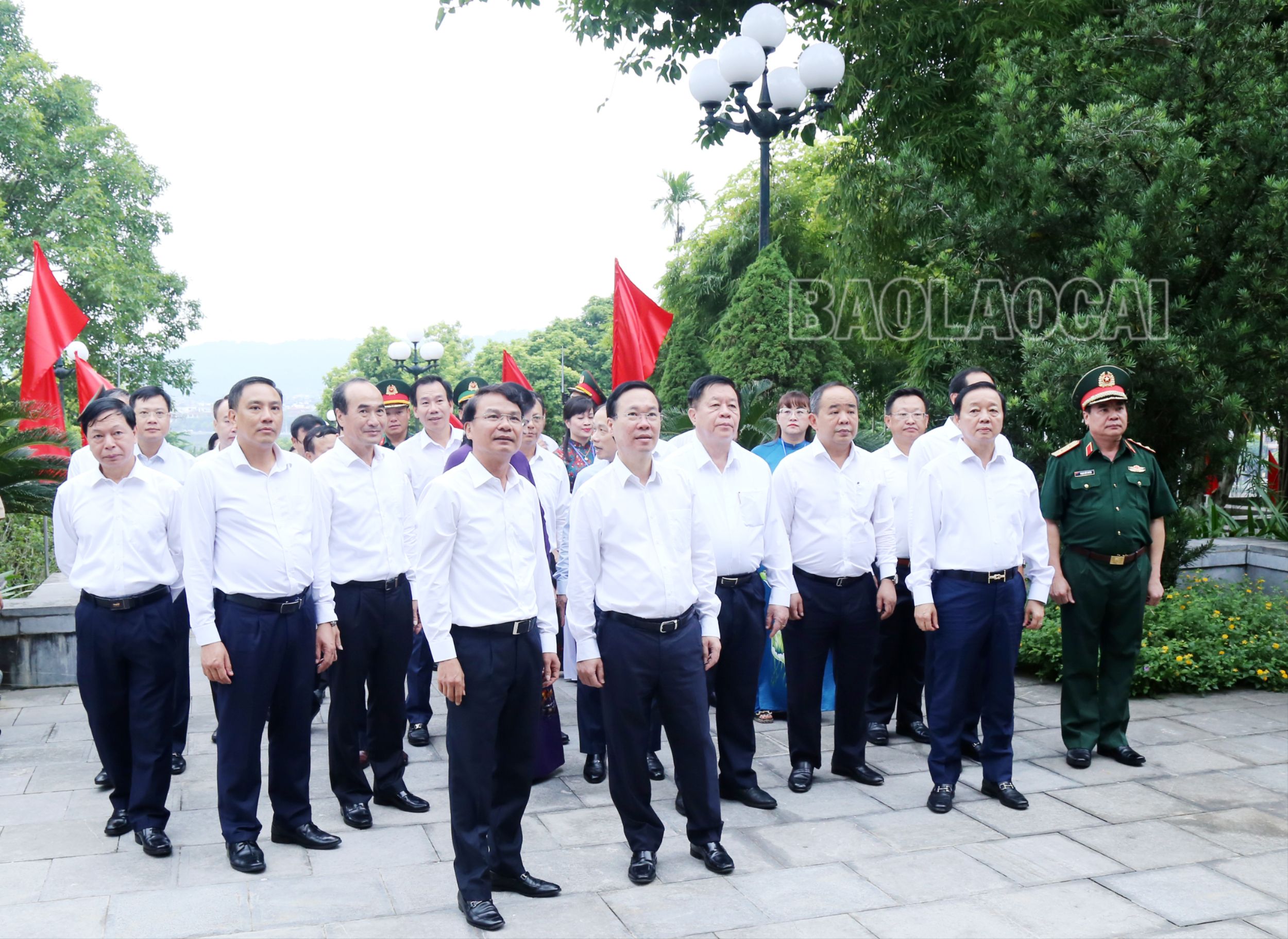 Các đại biểu tham quan khu vực Nhà trưng bày lưu niệm Chủ tịch Hồ Chí Minh. 8269.jpg
