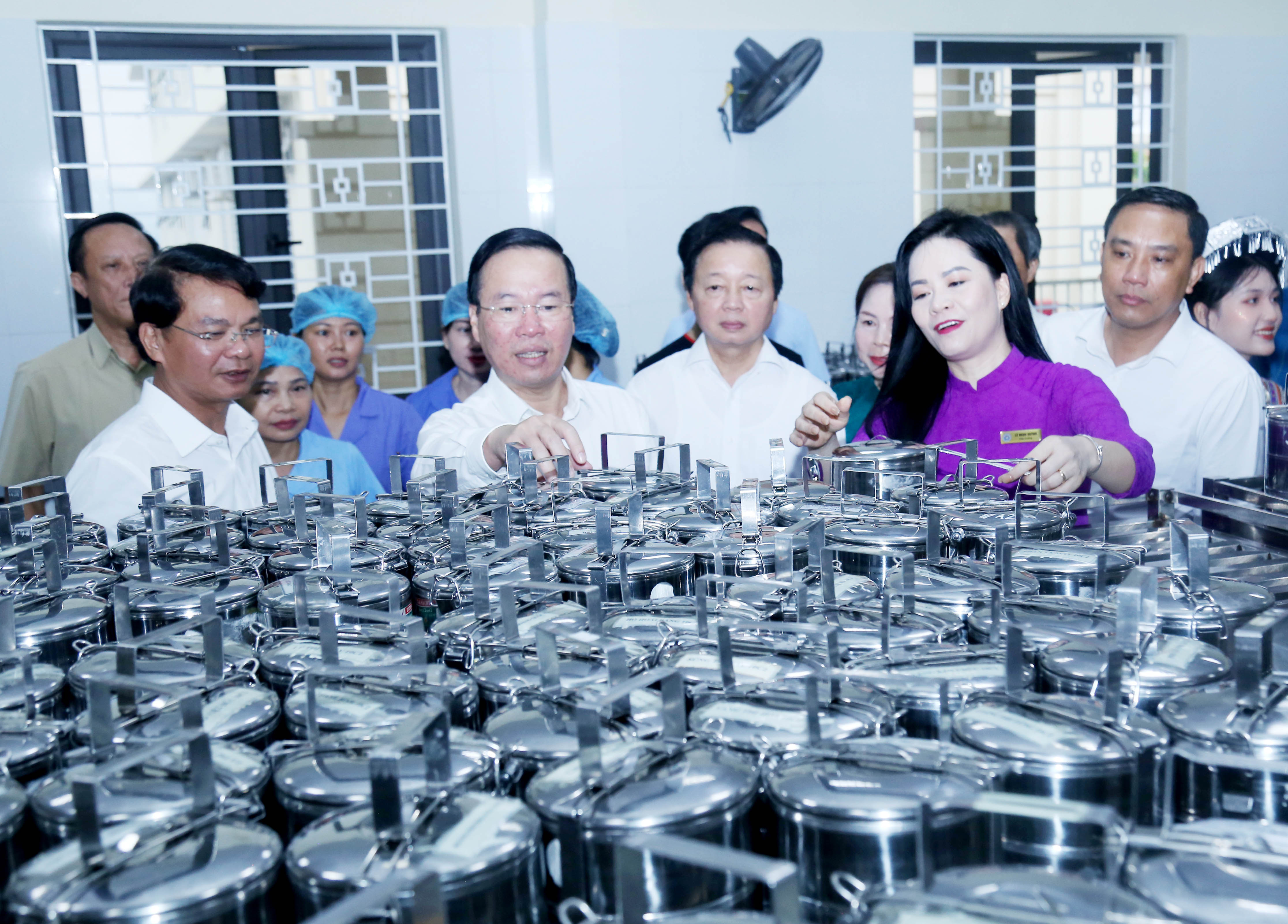 Các đại biểu trò chuyện cùng thầy, trò và nhân viên Trường THPT Dân tộc nội trú tỉnh Lào Cai. IMG_6516.JPG