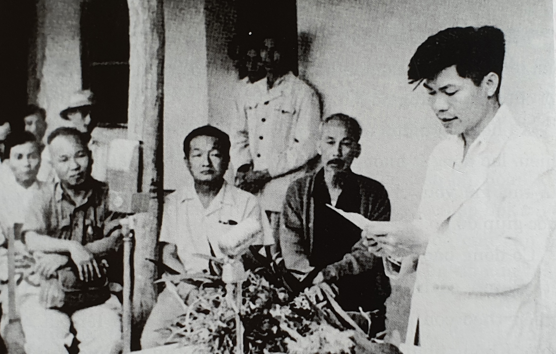 Bí thư Tỉnh ủy Hoàng Trường Minh báo cáo tình hình của tỉnh với Bác trong buổi nói chuyện với cán bộ, nhân dân tỉnh Lào Cai trên đồi C117, ngày 24/9/1958. Ảnh: Tư liệu 10.jpg