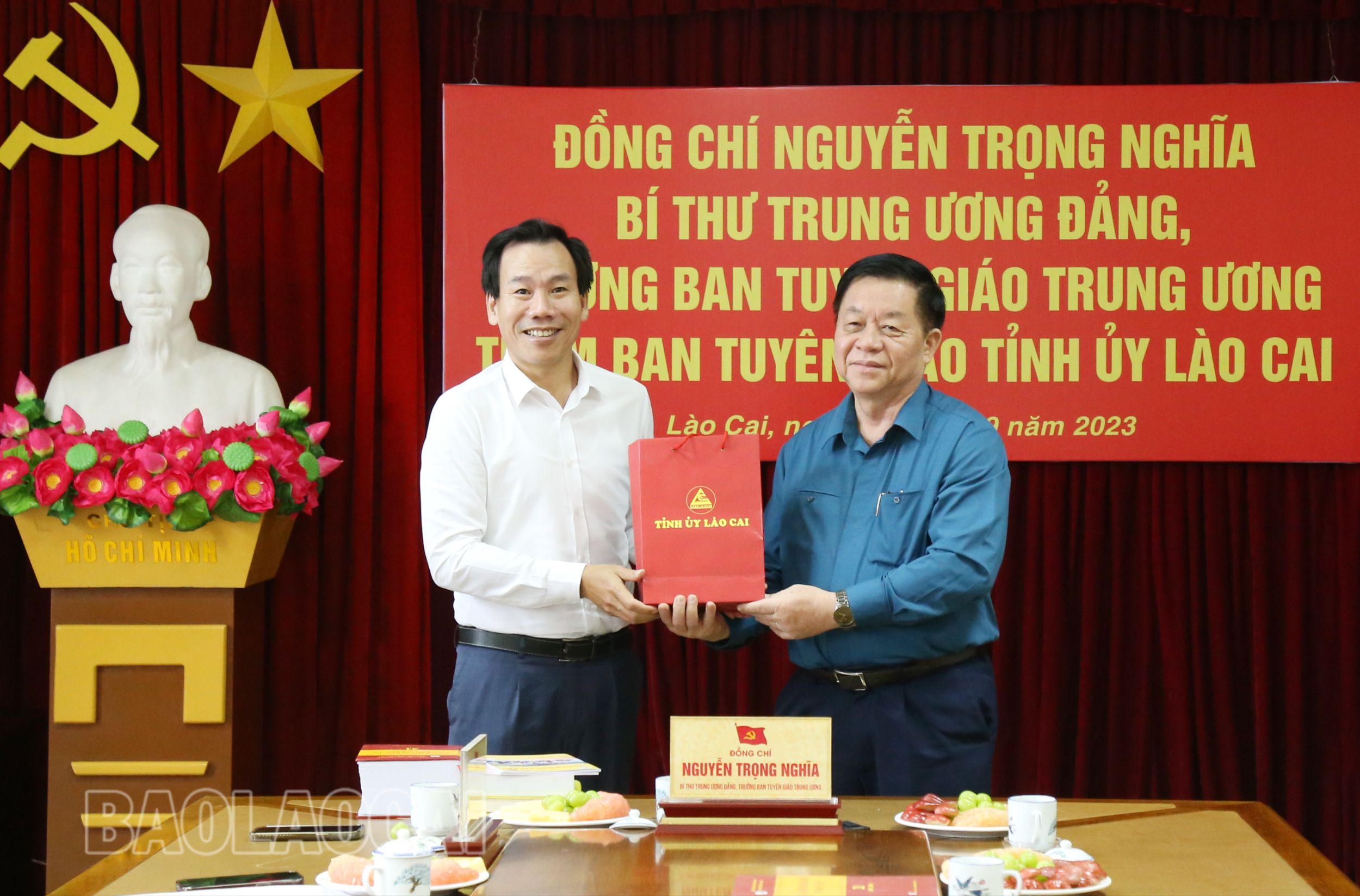 Trưởng Ban Tuyên giáo Tỉnh ủy Dương Đức Huy tặng quà đồng chí Trưởng Ban Tuyên giáo Trung ương. 8214.jpg