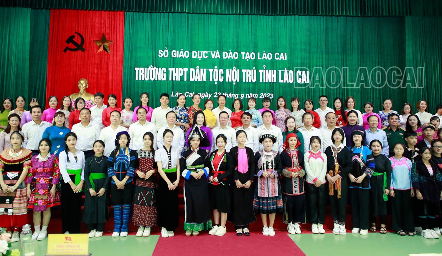 Chủ tịch nước Võ Văn Thưởng và các đại biểu tặng quà, chụp ảnh lưu niệm cùng thầy và trò Trường THPT Dân tộc nội trú tỉnh Lào Cai. _MGL2119.jpg