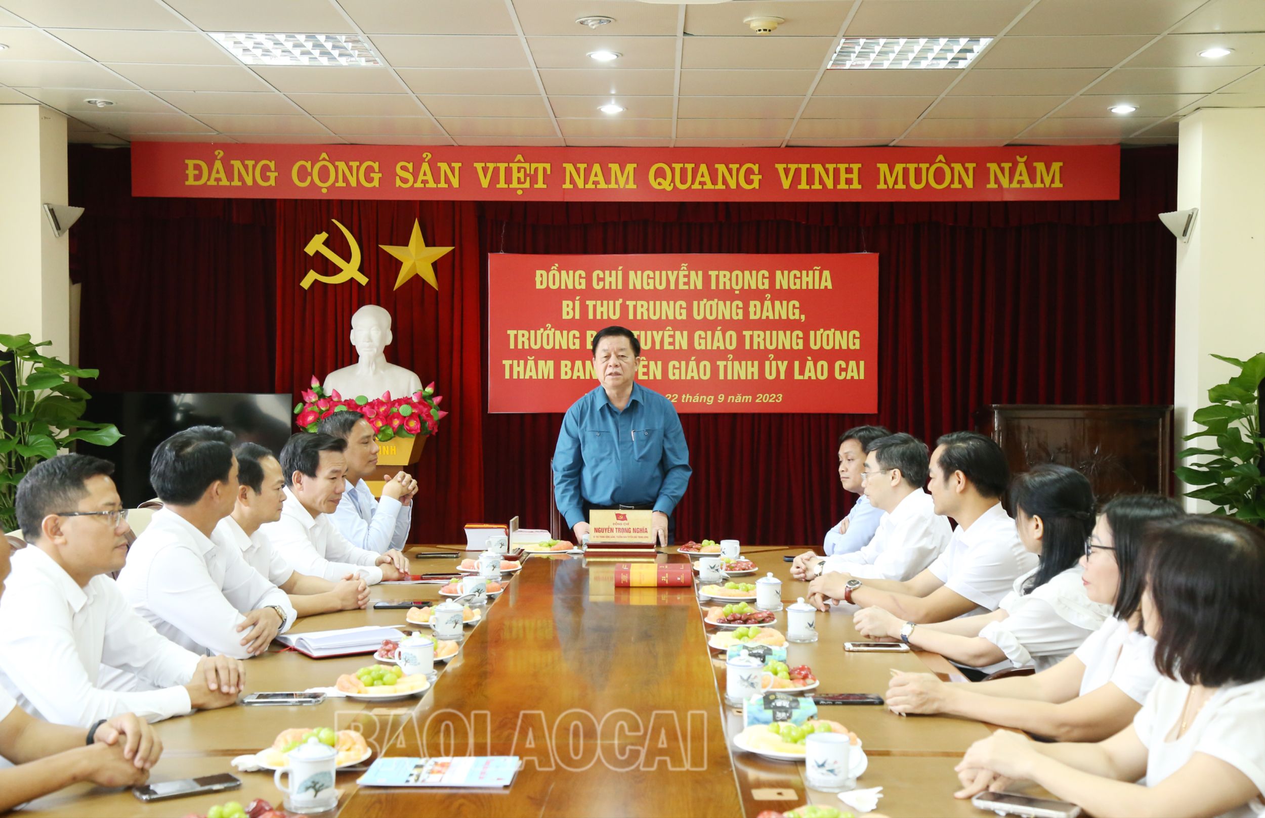 Trưởng Ban Tuyên giáo Trung ương Nguyễn Trọng Nghĩa phát biểu với cán bộ, chuyên viên Ban Tuyên giáo Tỉnh ủy Lào Cai. 8200.jpg