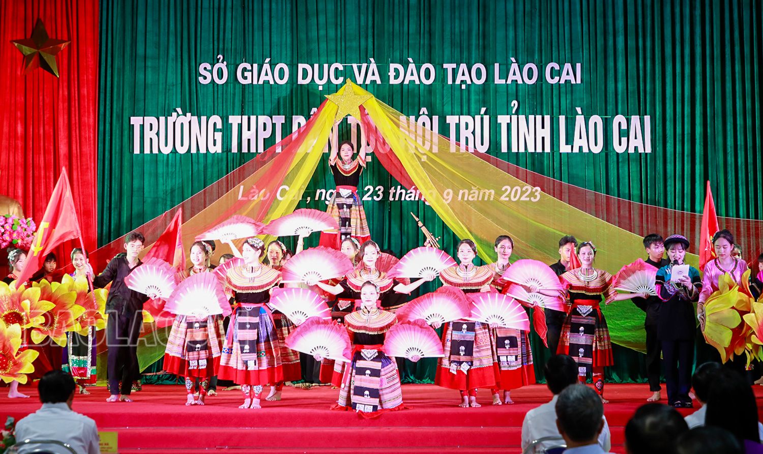Tiết mục văn nghệ do học sinh Trường THPT Dân tộc nội trú tỉnh biểu diễn chào mừng Chủ tịch nước Võ Văn Thưởng và các đại biểu đến thăm. _MGL2050.jpg