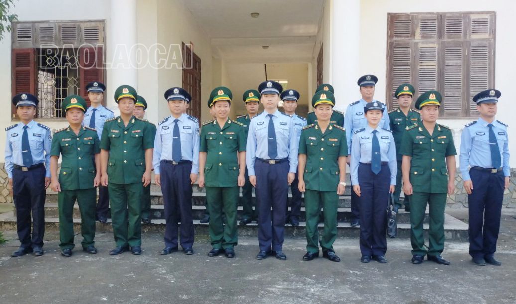 Đoàn đại biểu Đồn Biên phòng A Mú Sung và Đồn Biên phòng Y Tý chụp ảnh lưu niệm cùng Đoàn đại biểu Trạm Kiểm tra Biên phòng xuất - nhập cảnh Kim Thủy Hà, Đại đội Quản lý biên giới huyện Kim Bình. 4.jpg