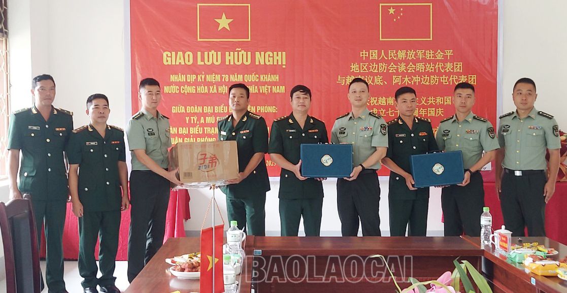Đoàn đại biểu Trạm Hội ngộ Hội đàm huyện Kim Bình, tỉnh Vân Nam tặng quà cho Đoàn đại biểu Đồn Biên phòng A Mú Sung và Đồn Biên phòng Y Tý. 1.jpg