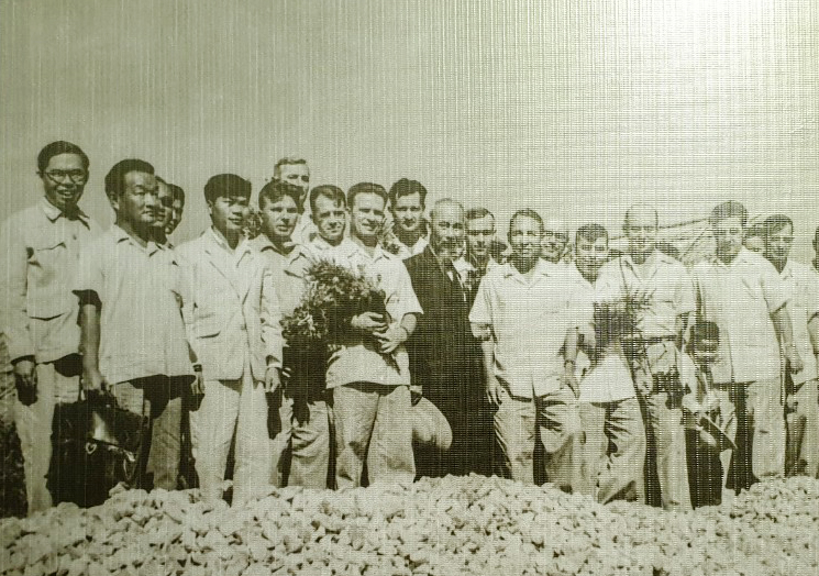 Bác Hồ chụp ảnh lưu niệm cùng cán bộ và chuyên gia Nhà máy điện Lào Cai năm 1958. Ảnh: Tư liệu bh3.jpg
