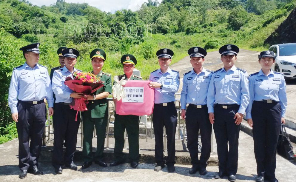 Đoàn đại biểu Đồn Biên phòng A Mú Sung và Đồn Biên phòng Y Tý tặng quà cho Đoàn đại biểu Trạm Kiểm tra Biên phòng xuất - nhập cảnh Kim Thủy Hà và Đại đội Quản lý biên giới huyện Kim Bình. 3.jpg