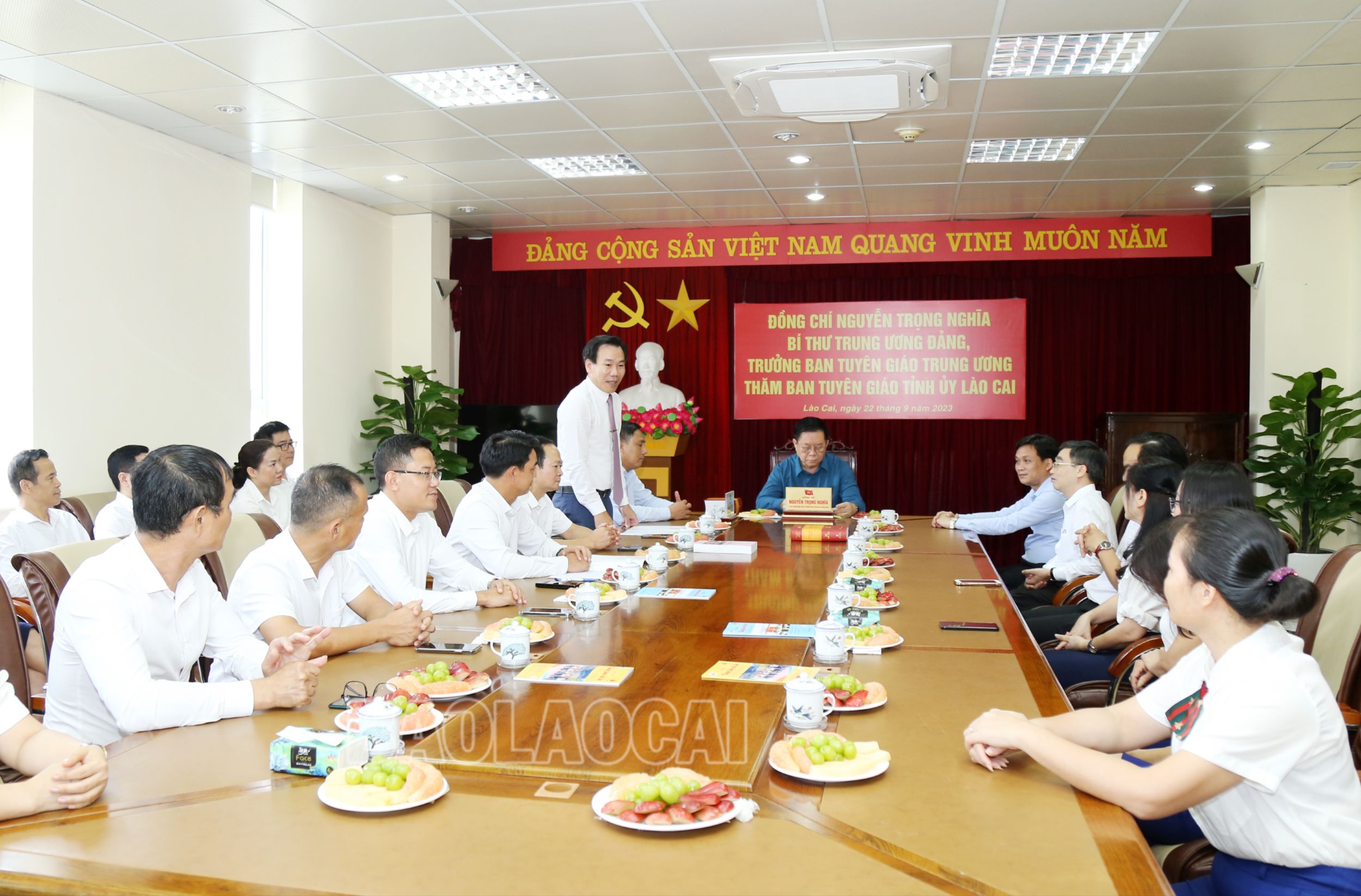 Quang cảnh buổi thăm và nói chuyện với Ban Tuyên giáo Tỉnh ủy Lào Cai. 8156.jpg