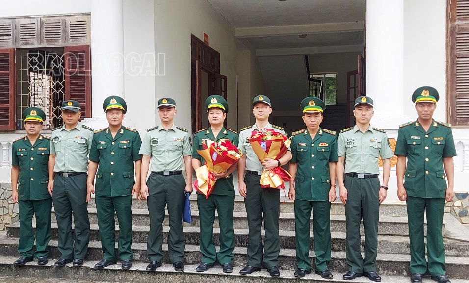 Đại biểu hai bên chụp ảnh lưu niệm. 2.jpg