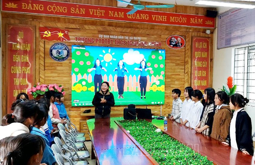 Hằng tháng, trên cơ sở chủ đề chung do Hội Liên hiệp Phụ nữ thị xã Sa Pa định hướng, các câu lạc bộ “Thủ lĩnh của sự thay đổi” lựa chọn chủ đề phù hợp để sinh hoạt. 14.jpg