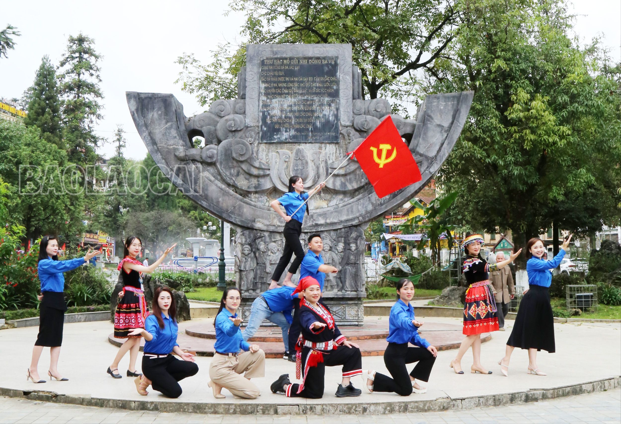 Đài sen khắc thư Bác Hồ gửi nhi đồng Sa Pa đã trở thành điểm sinh hoạt lịch sử của tuổi trẻ thị xã Sa Pa. 7705.jpg