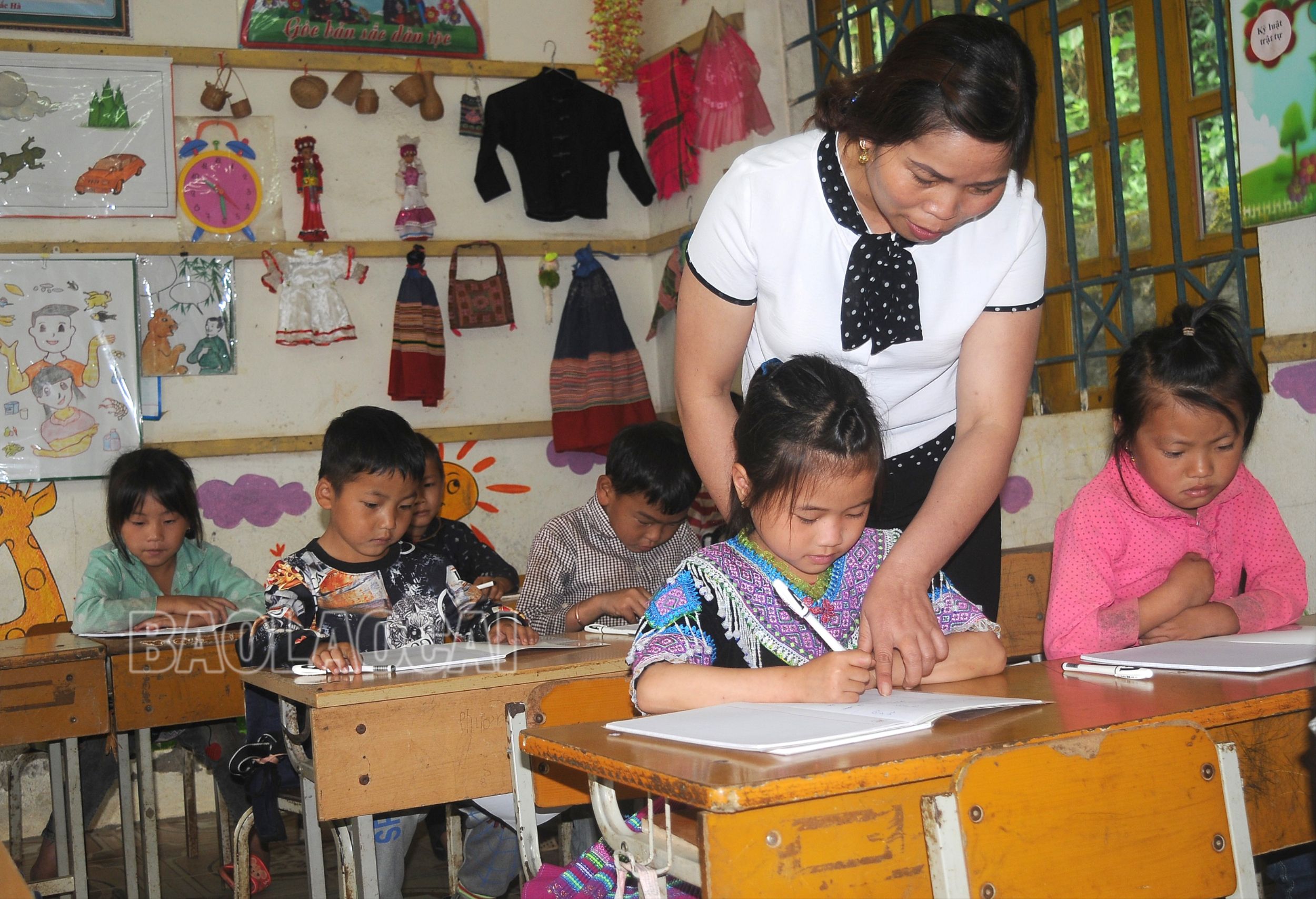 Ngày nay, tinh thần hiếu học vẫn được cấp ủy, chính quyền và người dân xã Bản Phố phát huy, tạo mọi điều kiện để trẻ em được đi học. 4.jpg