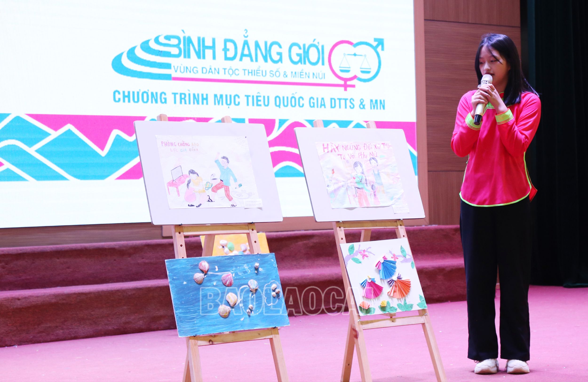 Thành viên các câu lạc bộ thuyết trình về bức tranh tham gia giao lưu. 7259.jpg
