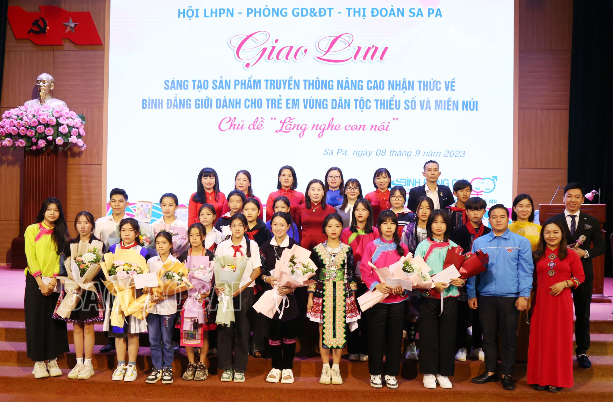Đại biểu chụp ảnh lưu niệm tại buổi giao lưu. 7324.jpg