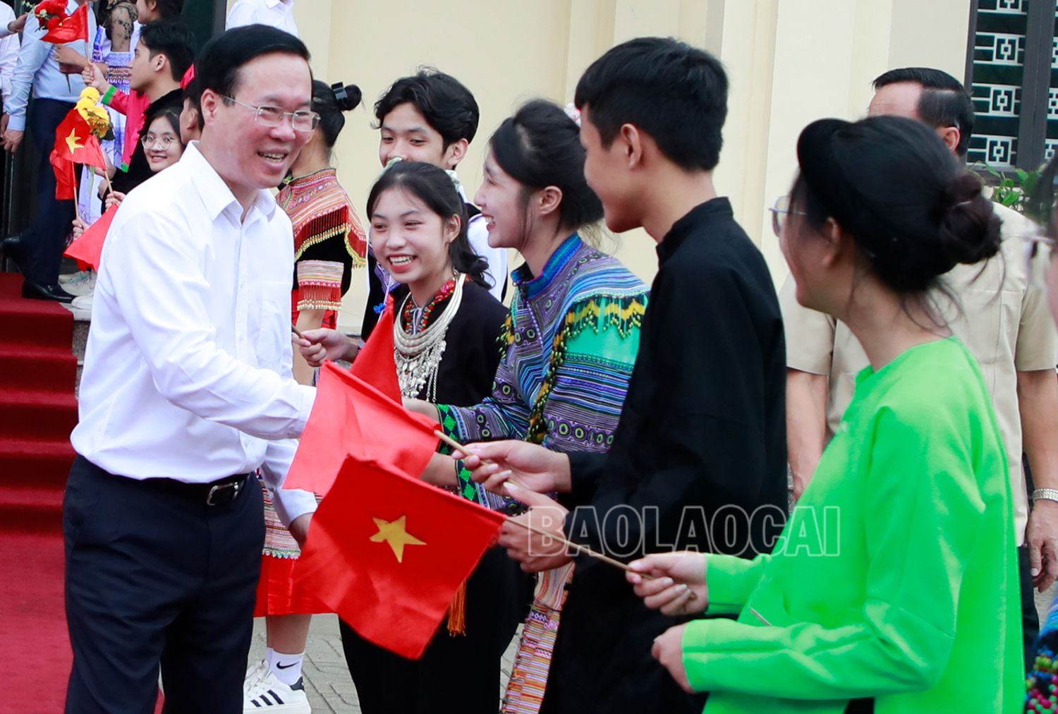 Thầy và trò Trường THPT Dân tộc nội trú tỉnh phấn khởi chào đón Chủ tịch nước Võ Văn Thưởng đến thăm trường. _MGL2162.jpg