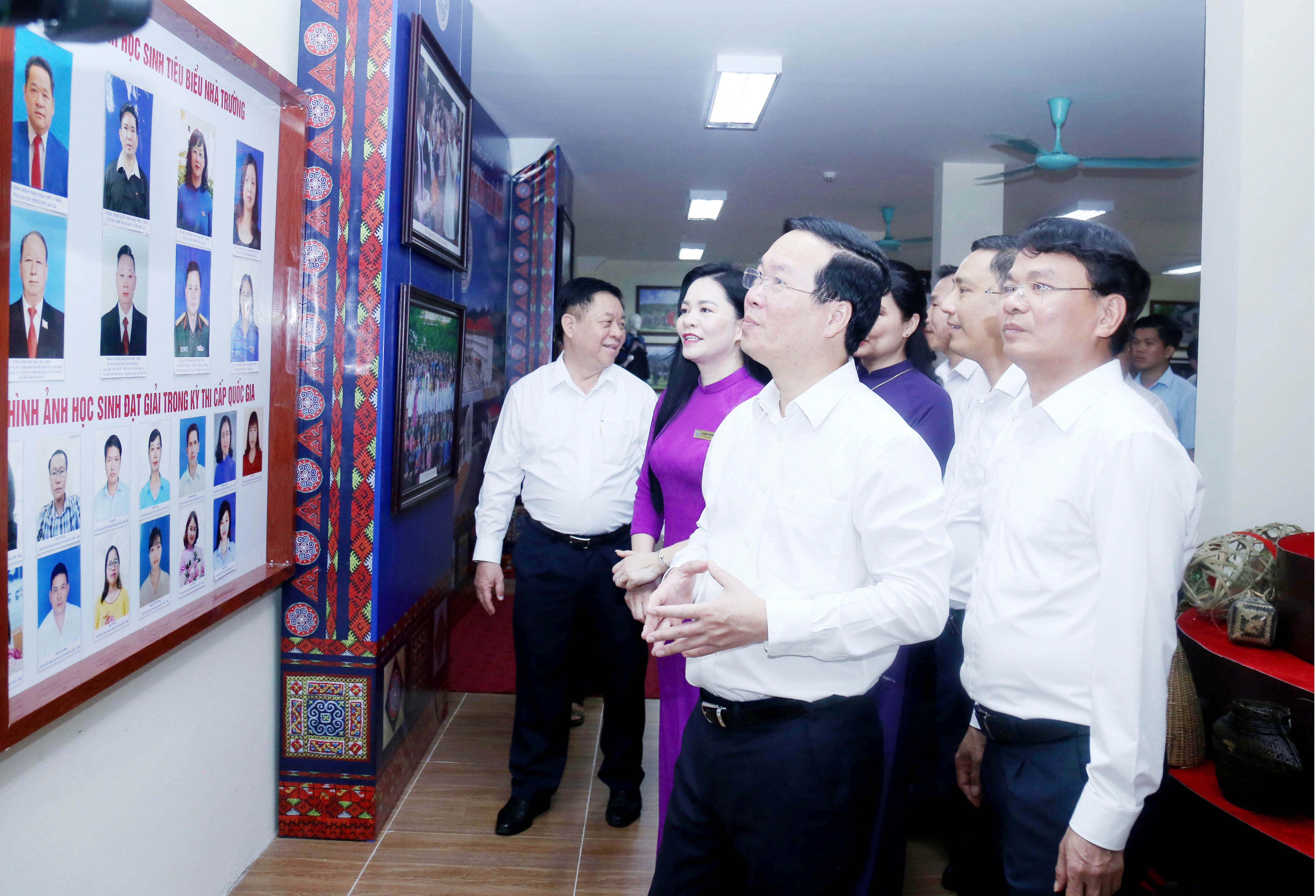 Chủ tịch nước Võ Văn Thưởng tham quan Phòng Truyền thống của nhà trường. IMG_6650.JPG