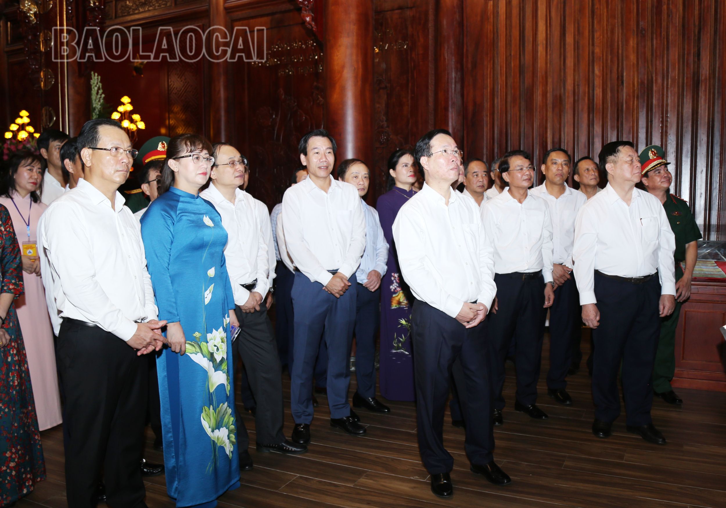 Chủ tịch nước Võ Văn thưởng cùng các đại biểu tham quan Nhà trưng bày lưu niệm Chủ tịch Hồ Chí Minh. 8401.jpg