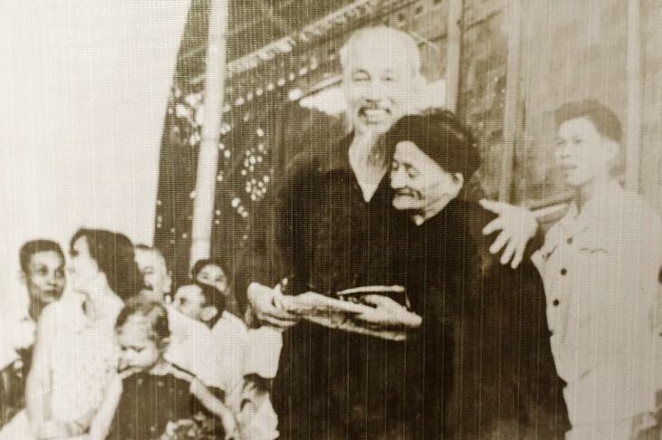 Cụ Trần Văn Nỏ tặng khăn cho Bác Hồ nhân dịp Người thăm Lào Cai năm 1958. Ảnh: Tư liệu bh2.jpg