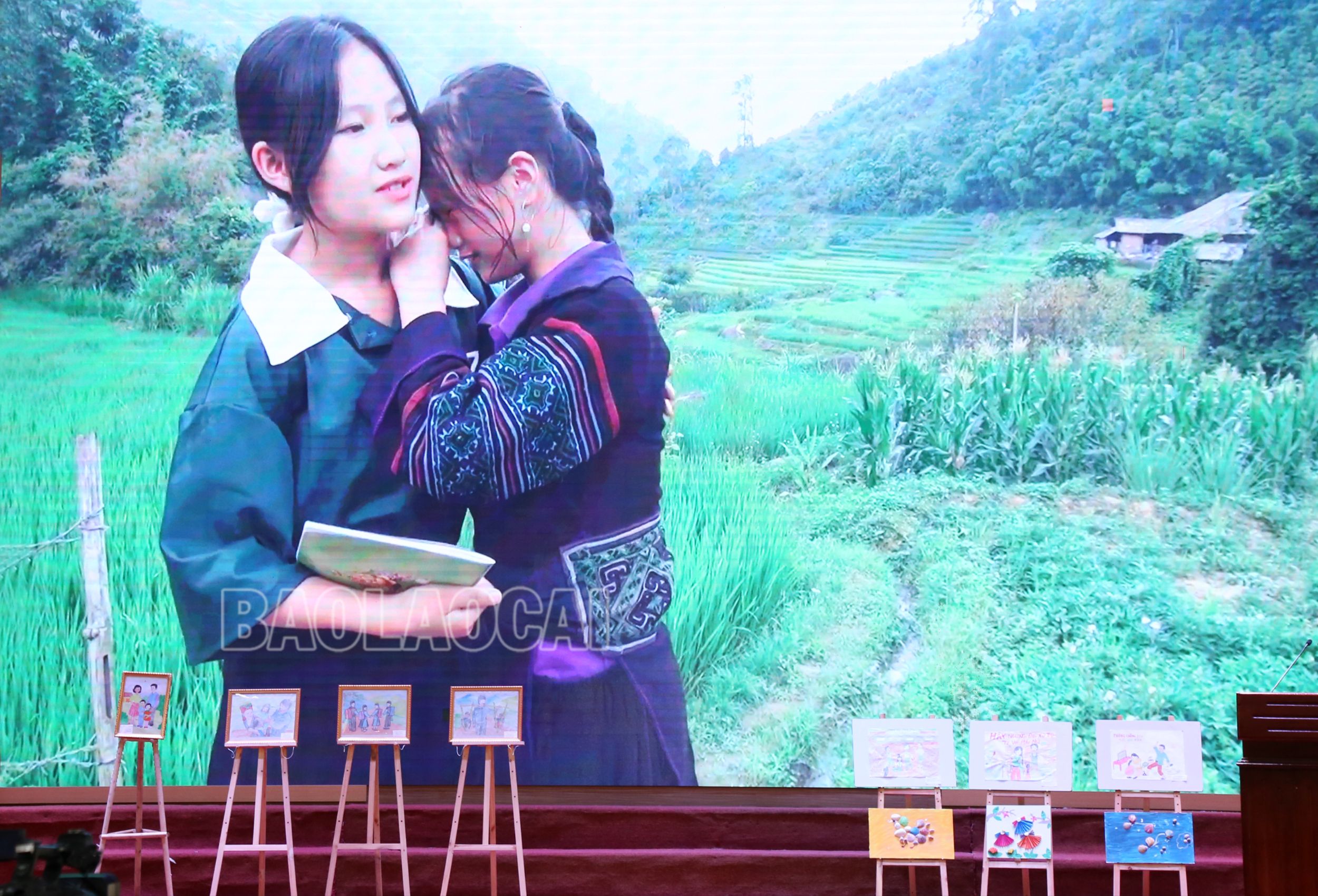 Một cảnh trong tiểu phẩm "Gia đình không tảo hôn" của câu lạc bộ “Thủ lĩnh của sự thay đổi” thôn Chu Lìn 2, xã Trung Chải. 7269.jpg