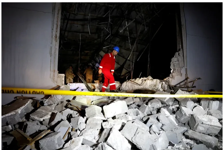 Một nhân viên cấp cứu đi qua đống đổ nát tại nơi xảy ra vụ cháy trong lễ cưới ở quận Hamdaniyah, tỉnh Nineveh, Iraq, ngày 27/9/2023.