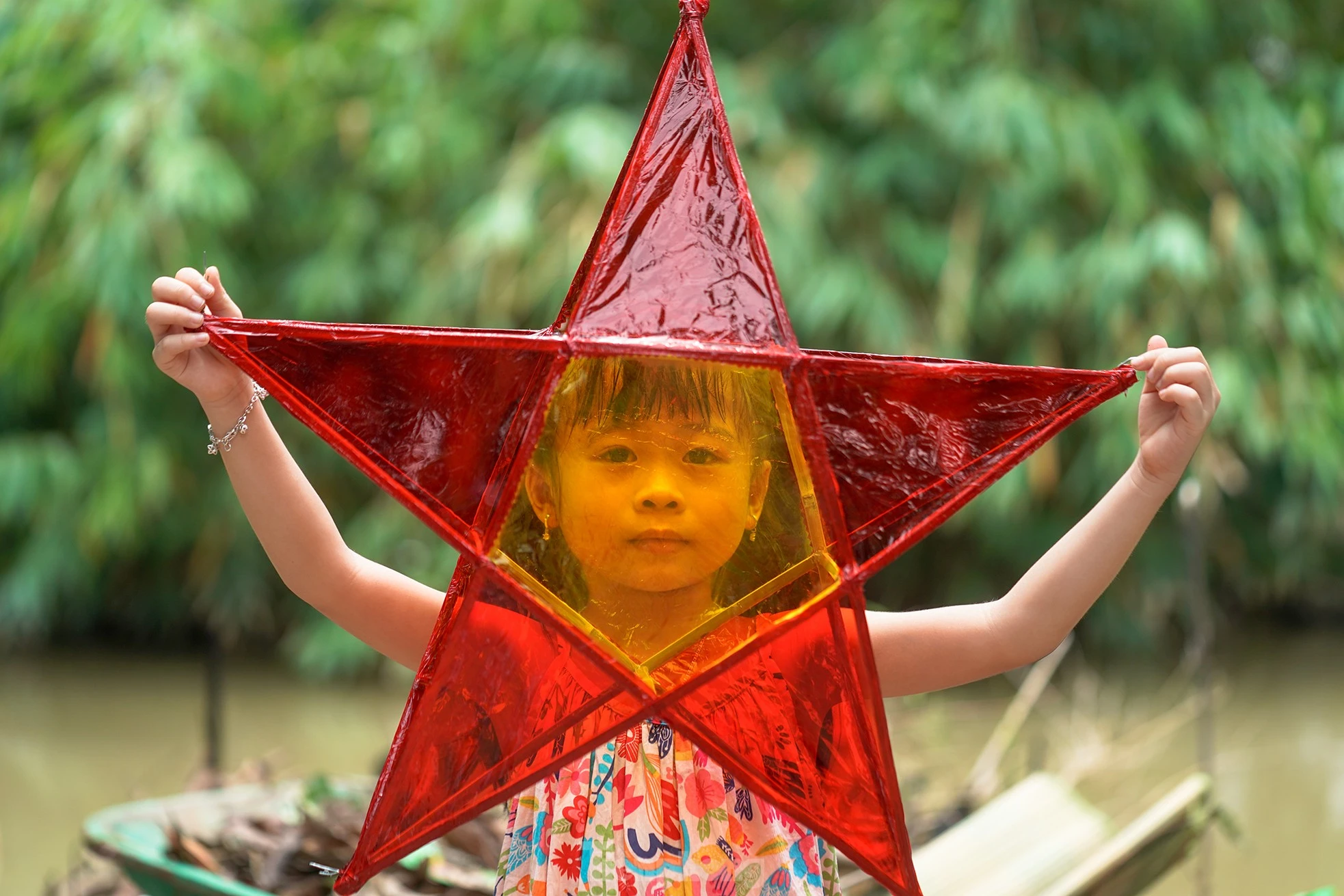 Bé Cát Tường, bé Phương Thảo, bé Lương Khả Hân (áo dài, 6 tuổi, học sinh trường tiểu học TT Tầm Vu) háo hức khoe thành quả.