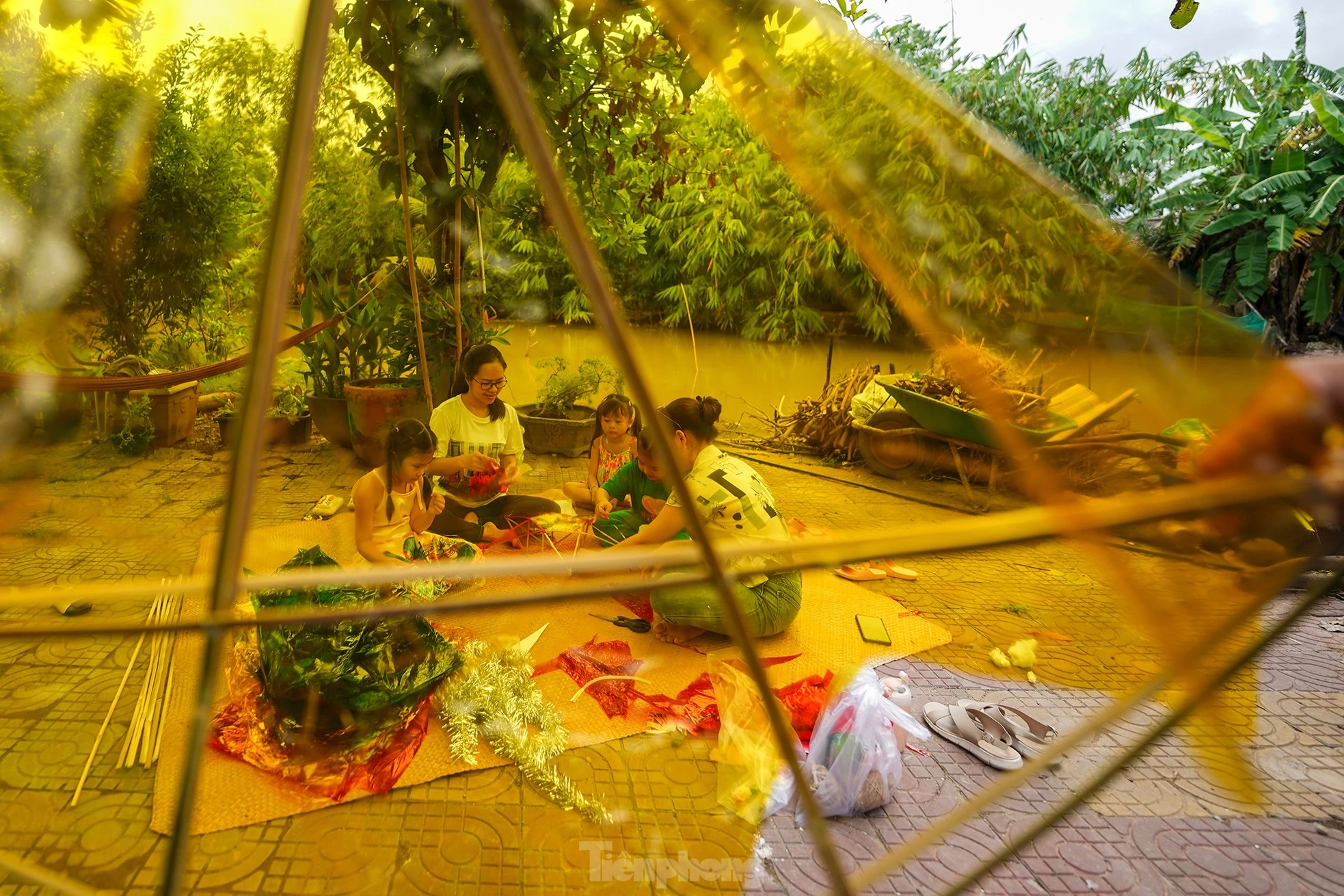 Để làm chiếc đèn ông sao theo kiểu truyền thống, nhóm phụ huynh này chuẩn bị một số nguyên liệu cơ bản như thanh tre để làm khung cho chiếc đèn, dây kẽm, keo dán, giấy bóng kính màu hoặc giấy gói quà tùy theo sở thích của mỗi người.