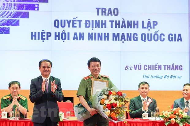 Thượng tướng Lương Tam Quang - Ủy viên Trung ương Đảng, Thứ trưởng Bộ Công an nhận quyết định thành lập Hiệp hội An ninh Mạng Quốc gia. vnp_hiep_hoi_an_ninh_mang_viet_nam11.jpg