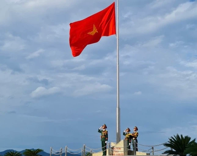 Chứng kiến lá cờ đỏ sao vàng tung bay giữa biển trời Nha Trang là khoảnh khắc ngập tràn niềm tự hào đối với mỗi người dân Khánh Hòa.