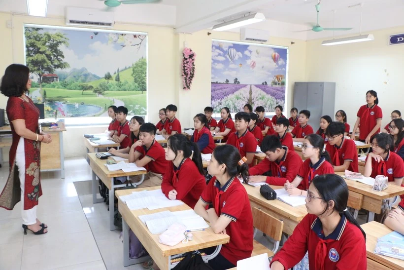 Các em học sinh cùng nhau trao đổi cùng cô giáo về các biện pháp tránh xa khói thuốc.