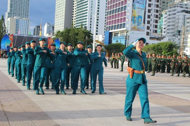 Lực lượng công an (ảnh trên) và dân quân tự vệ diễu hành tại Lễ Thượng cờ.