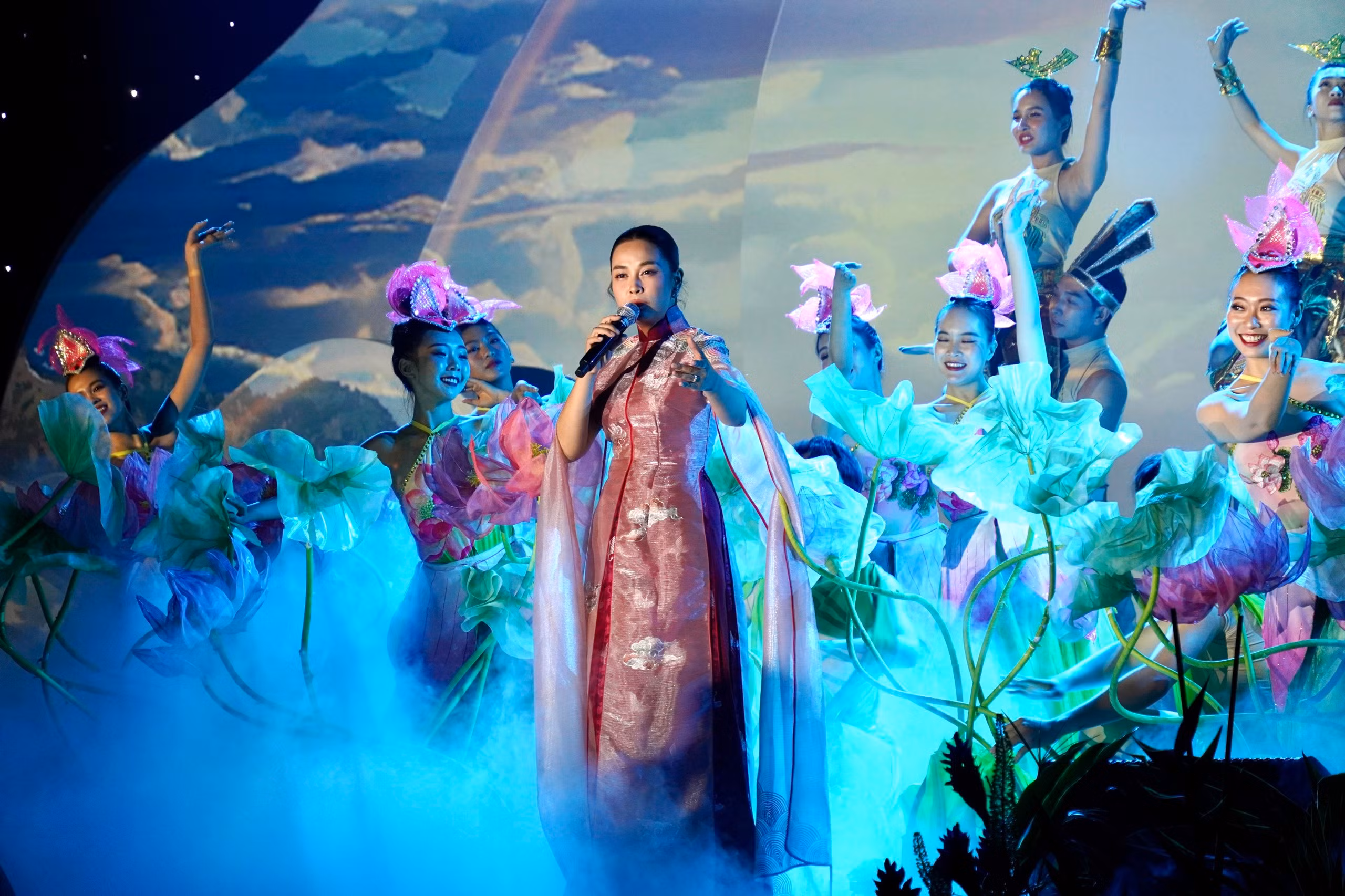 Một trong các tiết mục ấn tượng chào đón khách.