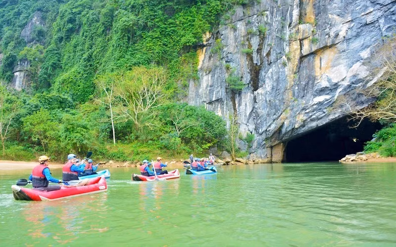 Du khách chèo kayak khám phá động Phong Nha.