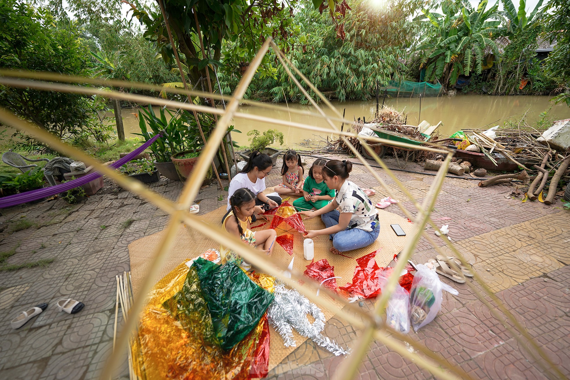 Tranh thủ ngày nghỉ, nhóm của chị Kim Thoa và chị Hồng Nhung dẫn các bạn nhỏ về khu nhà vườn của bạn mình là chị Thu Lan nằm ở ngoại ô TP Tân An (ngụ ấp Bình Nam, xã Bình Tâm) để cùng nhau đi chặt tre, làm lồng đèn để đón trung thu. Tranh thủ ngày nghỉ, nhóm của chị Kim Thoa và chị Hồng Nhung dẫn các bạn nhỏ về khu nhà vườn của bạn mình là chị Thu Lan nằm ở ngoại ô TP Tân An (ngụ ấp Bình Nam, xã Bình Tâm) để cùng nhau đi chặt tre, làm lồng đèn để đón trung thu.